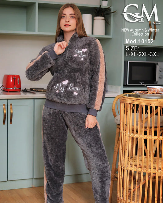 بيجامة شتوي حريمي قطيفة بسوستة نصفية وجيب مطرز – موديل 10152 | GM Fashion