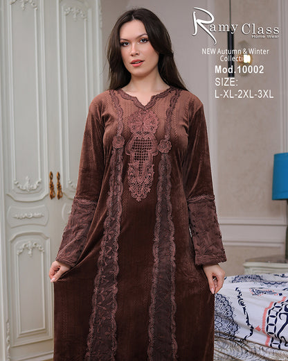 جلابية شتوي قطيفة مطرزة – موديل 10002 من Ramy Class – مقاسات L حتى 3XL