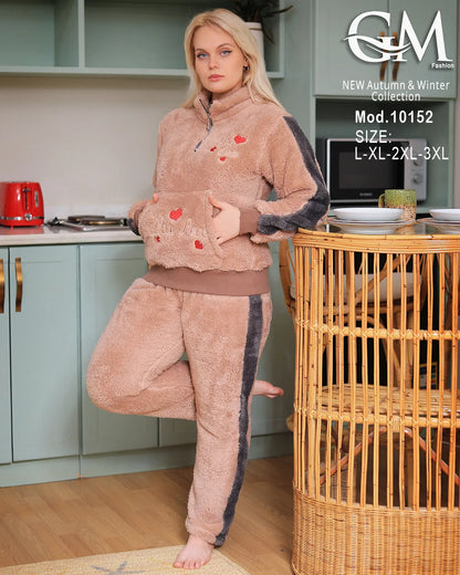 بيجامة شتوي حريمي قطيفة بسوستة نصفية وجيب مطرز – موديل 10152 | GM Fashion