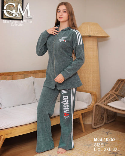 10252طقم شتوي حريمي قطيفة بكابيشو وسوستة أمامية – موديل 10252 – مقاسات L حتى 3XL