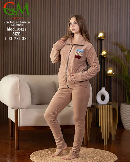 بيجامة حريمي قطيفة مطرزة GM Fashion | موديل 10421 بجاكيت شتوي وسوستة