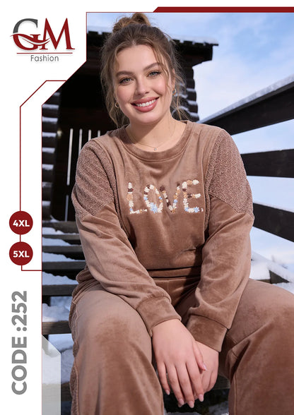 طقم حريمي شتوي قطيفة LOVE بمقاسات كبيرة – GM Fashion موديل 252