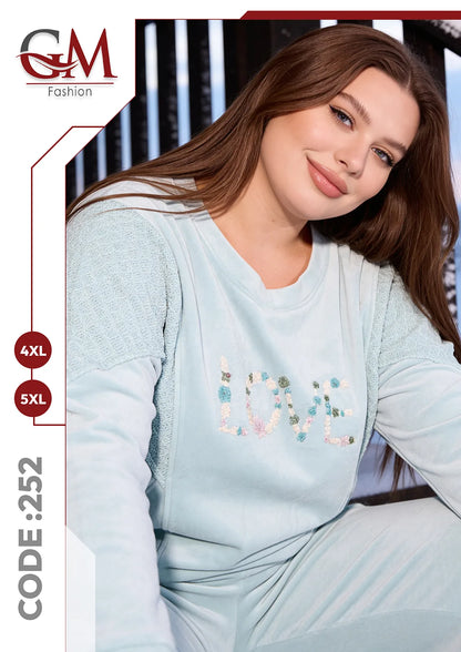طقم حريمي شتوي قطيفة LOVE بمقاسات كبيرة – GM Fashion موديل 252