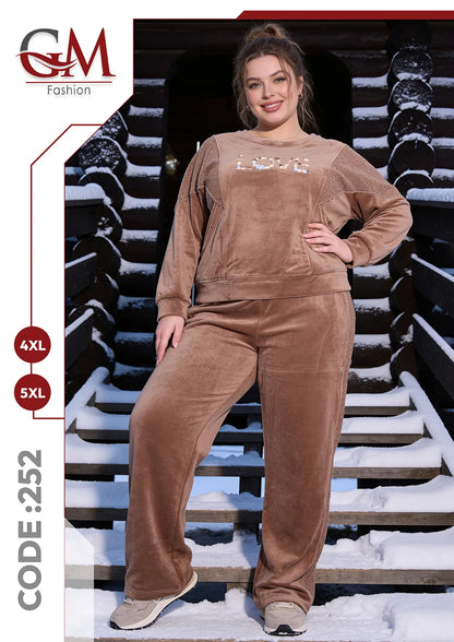 طقم حريمي شتوي قطيفة LOVE بمقاسات كبيرة – GM Fashion موديل 252