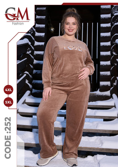 طقم حريمي شتوي قطيفة LOVE بمقاسات كبيرة – GM Fashion موديل 252