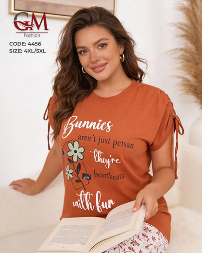 بيجامة حريمي مقاسات كبيرة قطن تيشيرت بطباعة وبنطلون مزخرف – GM Fashion موديل 4456