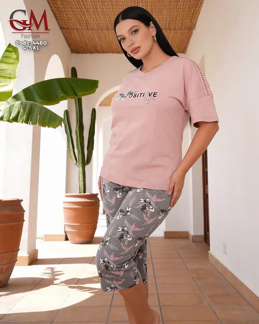 بيجامة حريمي مقاسات كبيرة نصف كم وبنطلون كابري مطبوع – GM Fashion موديل 4480